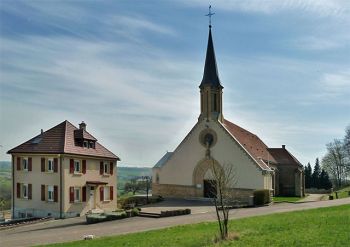 Jeanne d'Arc-Kirche mit Pfarrhaus