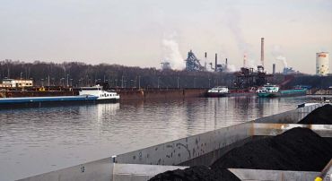 Im Dillinger Hafen werden Frachtschiffe entladen.