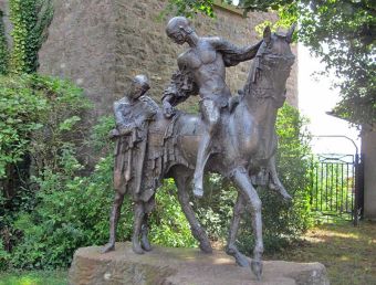 St. Martin-Statue vor der Kirche in Tünsdorf