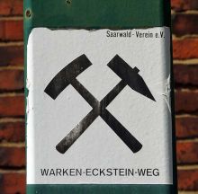 Plakette des Warken-Ecksteinwegs am Rechtsschutzsaal in Bildstock