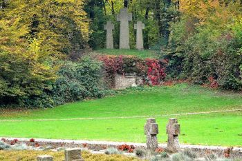 Mahnmal, im Vordergrund das Gräberfeld
