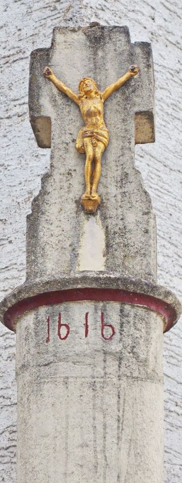 Das Pestkreuz in Besch bei der Schulstraße 1 steht auf einer ca 2,5 Meter hohen Säule