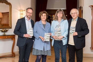 v.l.n.r.: Verlagsleiter Roman Pliske, OB Charlotte Britz und die Autoren Rita Dadder und Florian Russi