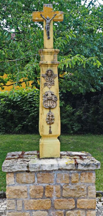 Dieses Pestkreuz von 1688 steht in Besch neben dem Friedhof