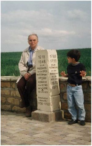 Hans Herkes mit seinem jüngsten Enkel bei der Friedenskapelle