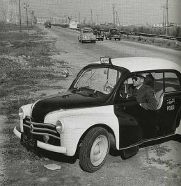 Ein Renault 4CV als tunesisches Polizeifahrzeug 1961