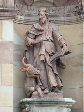 Evangelist Lukas mit Stier (Eine der 4 Evangelistenfiguren, die in Nischen der Außenfassaden stehen.)